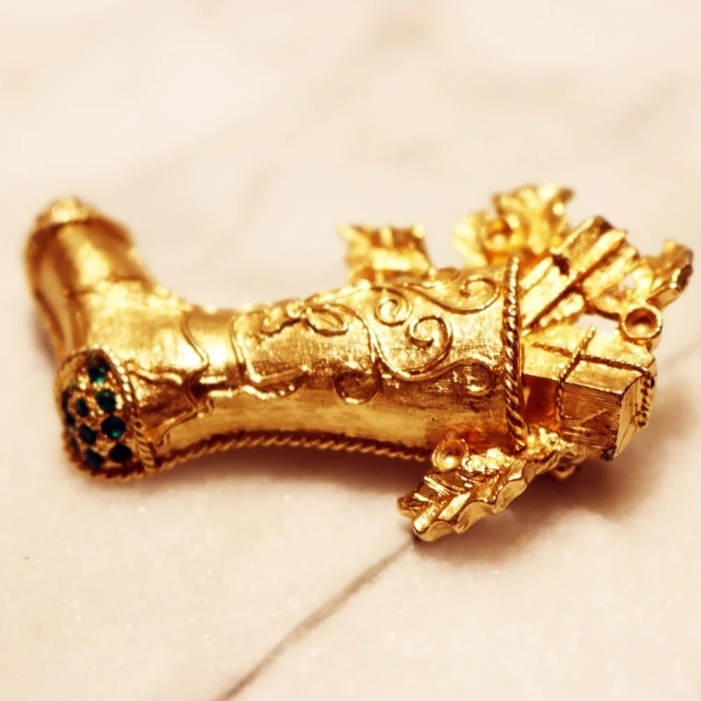 🎄 Vintage Napier Crystal Embellished Christmas Stocking Brooch 💫✨